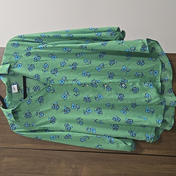 Cabi-5891 "Go-To" Top Floral Button Down-Size (oversized)Small - Picture 9 of 16